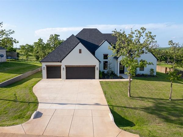 3072 Road Runner Court, Guthrie, OK 73044