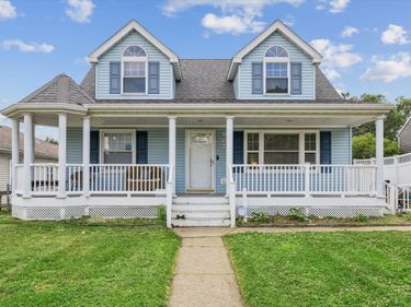 907 W Rusholme Street , Davenport, IA 52804