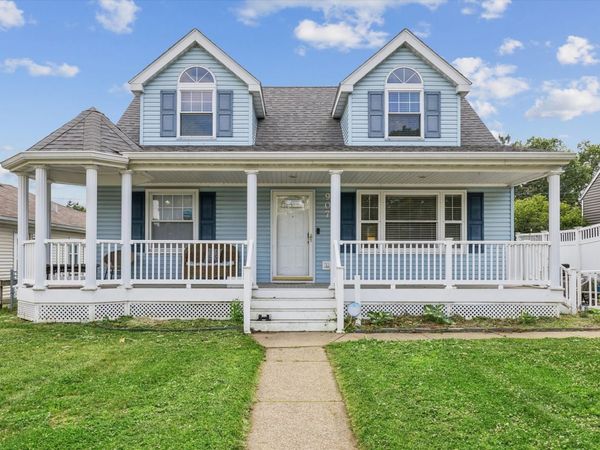 907 W Rusholme Street , Davenport, IA 52804