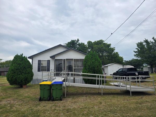 1517 School ST , Gonzales, TX 78629