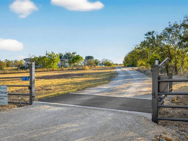 672 County Road 447 , Waelder, TX 78959