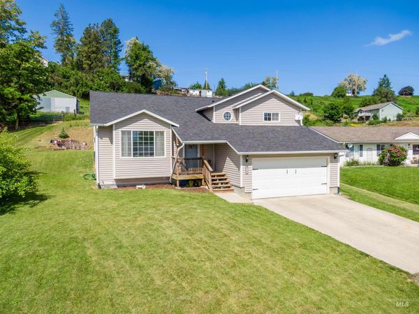 483 E Valleyview Avenue, Genesee, ID 83832