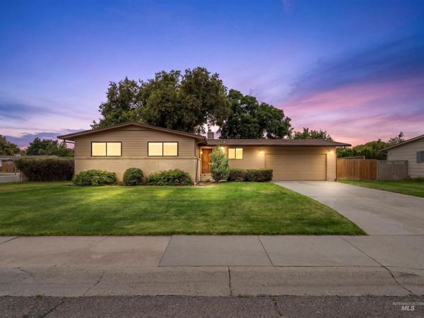 3841 N Sheringham Dr, Boise, ID 83704