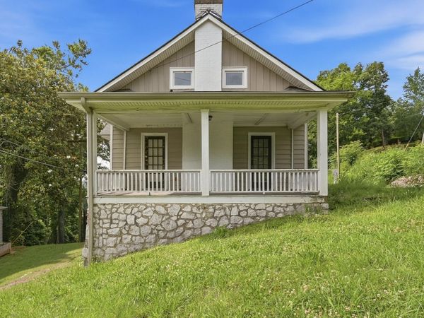 2 S Crest Road, Chattanooga, TN 37404