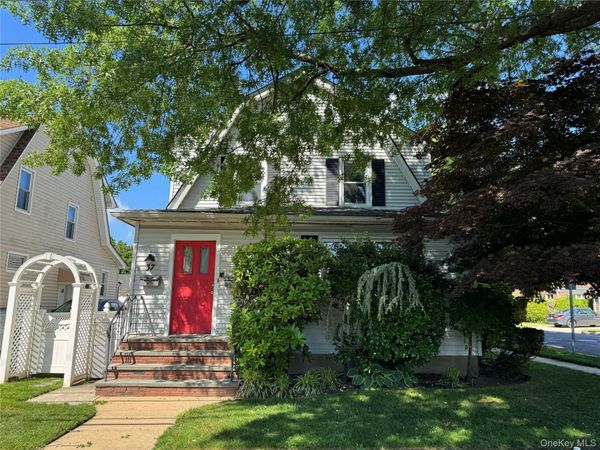 37 Ingraham Lane , New Hyde Park, NY 11040