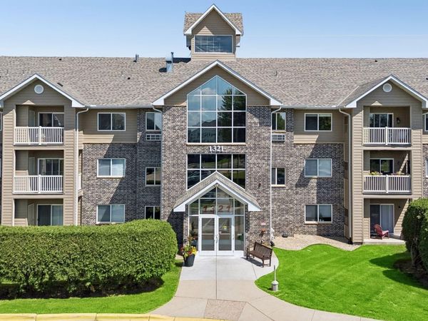 1321 Lake Drive W, Unit 123, Chanhassen, MN 55317