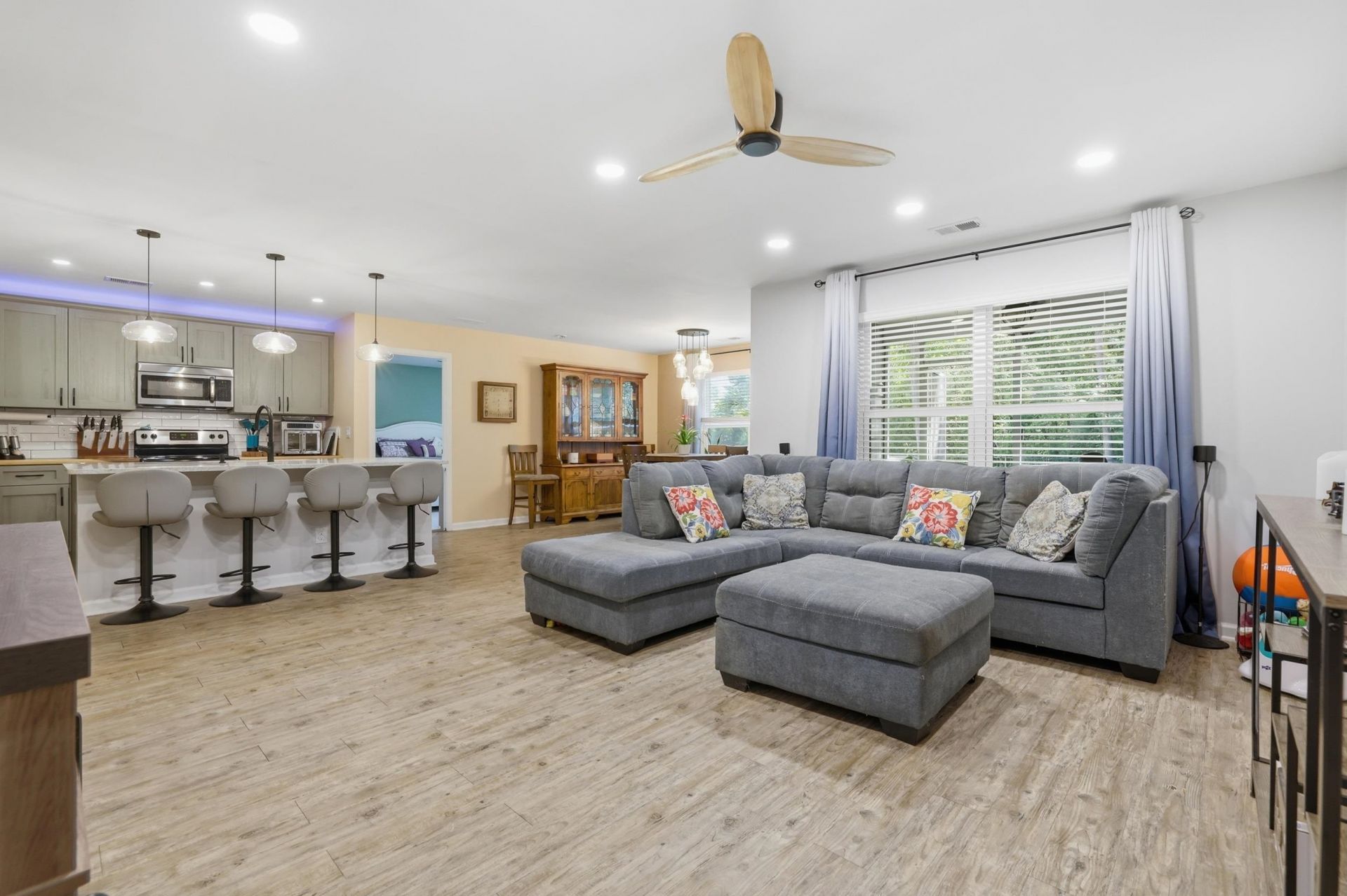 100 Oak Leaf Dr. Photo 32