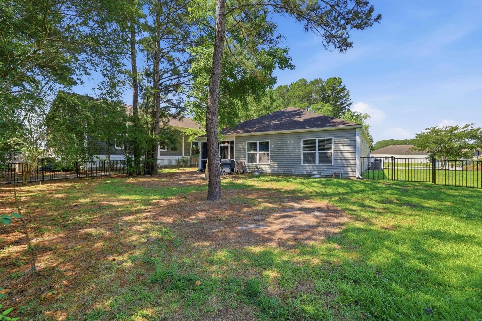 100 Oak Leaf Dr. Photo 36