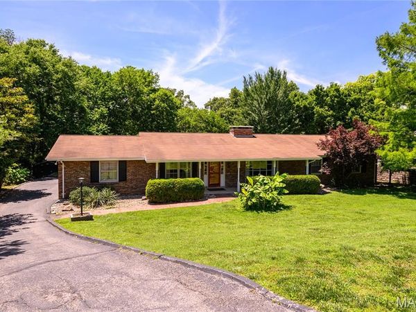 10814 Forest Circle Drive, Sunset Hills, MO 63128