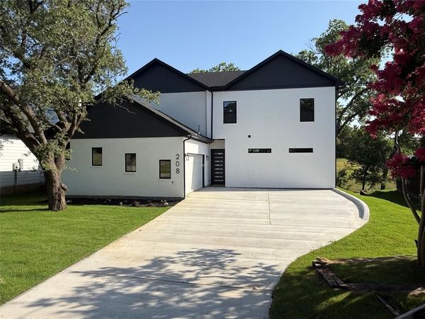 208 Silverleaf Drive, Fort Worth, TX 76112