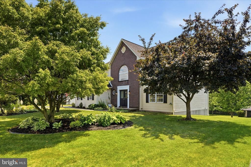 604 FARMINGDALE DRIVE, DOUGLASSVILLE, PA 19518