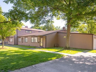 26702 Lake Of The Falls Boulevard, Olmsted Falls, OH 44138
