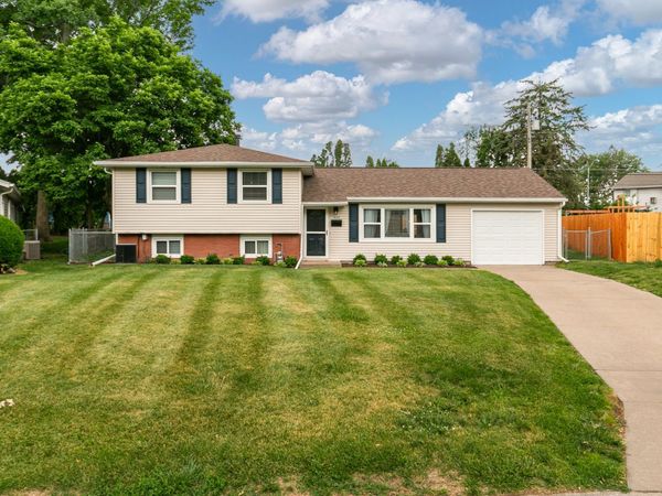 1422 LAKEWOOD Drive , Bettendorf, IA 52722