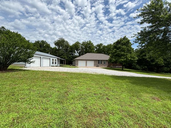 3702 Round House Road , Aurora, MO 65605