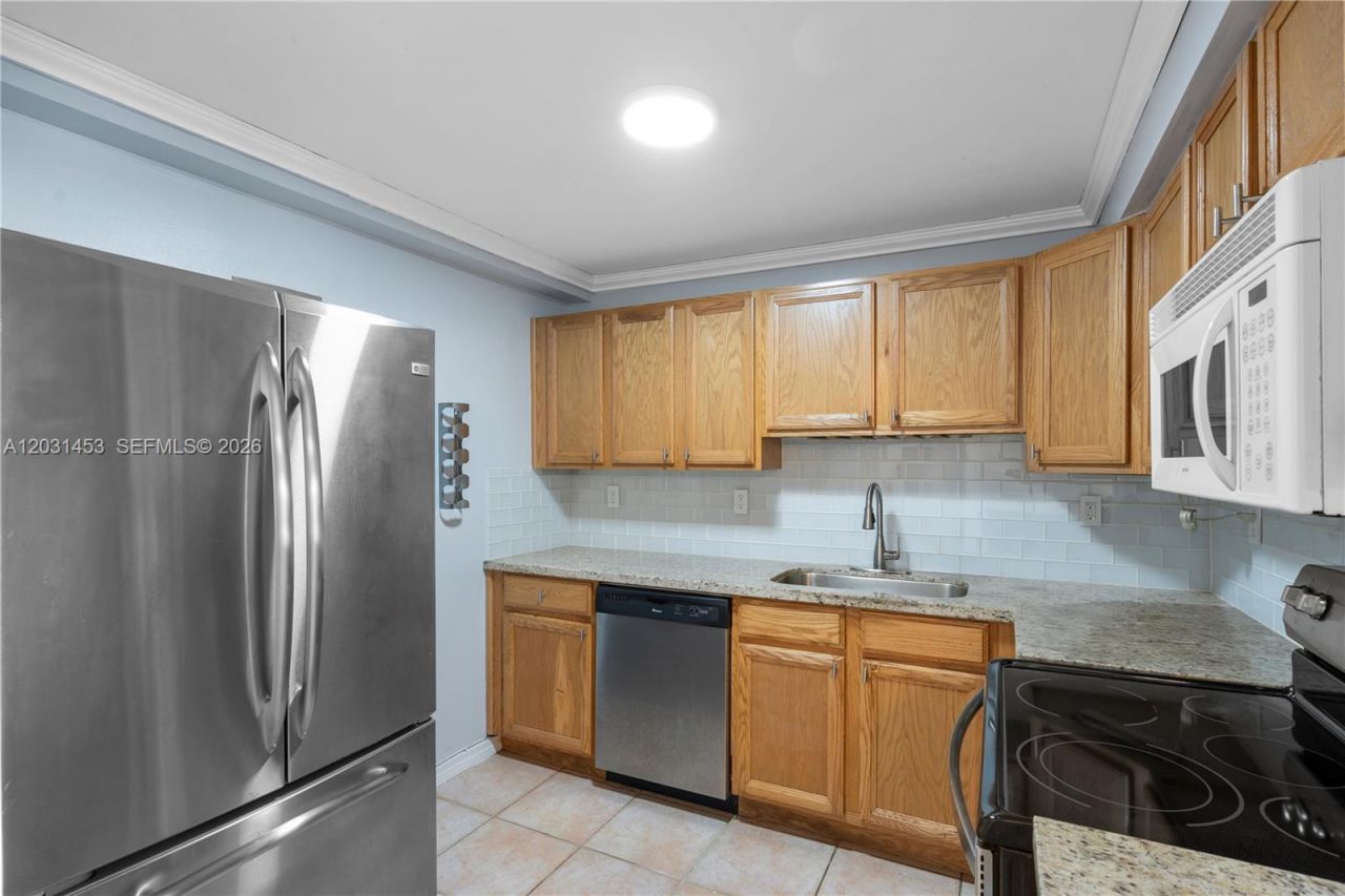 1605 Bay Rd , Unit 503, Miami Beach, FL 33139 Photo
