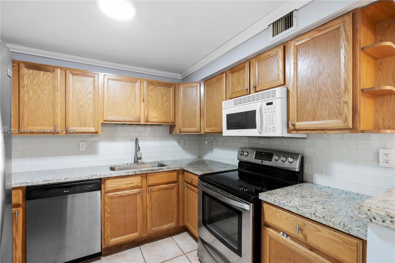 1605 Bay Rd , Unit 503, Miami Beach, FL 33139 Photo