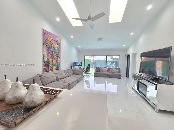 270 SE 7th St , Dania Beach, FL 33004