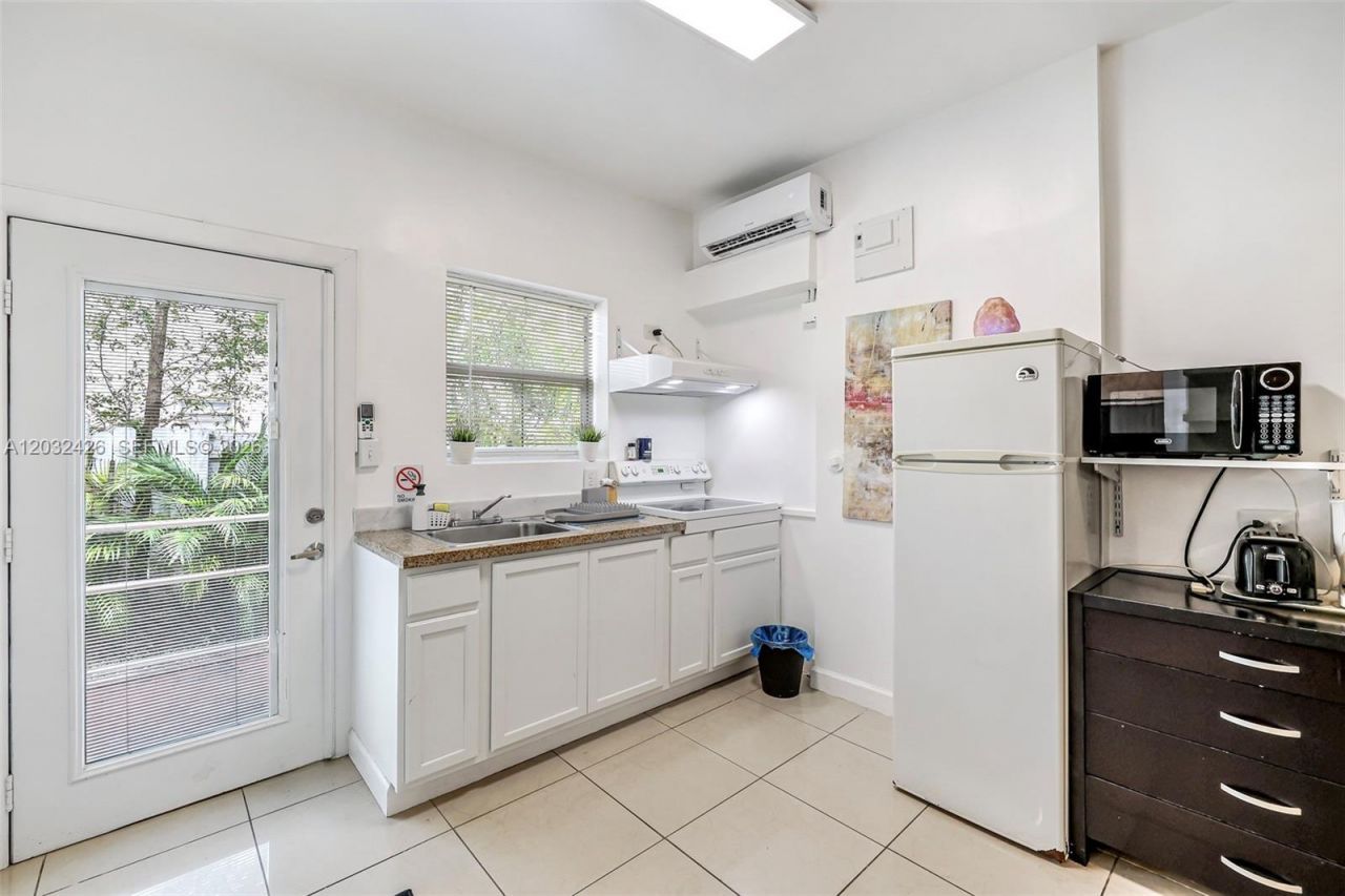 12085 W Dixie Highway , Biscayne Park, FL 33161 Photo