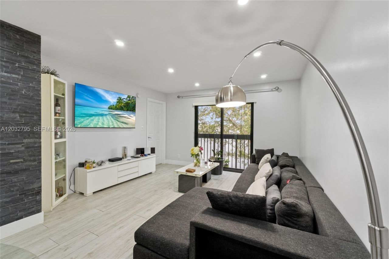 10003 Winding Lake Rd, Unit 203, Sunrise, FL 33351 Photo