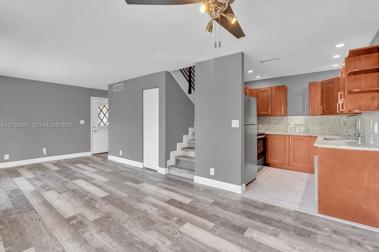 8911 NW 28th Dr, Unit B-32, Coral Springs, FL 33065 Main Photo
