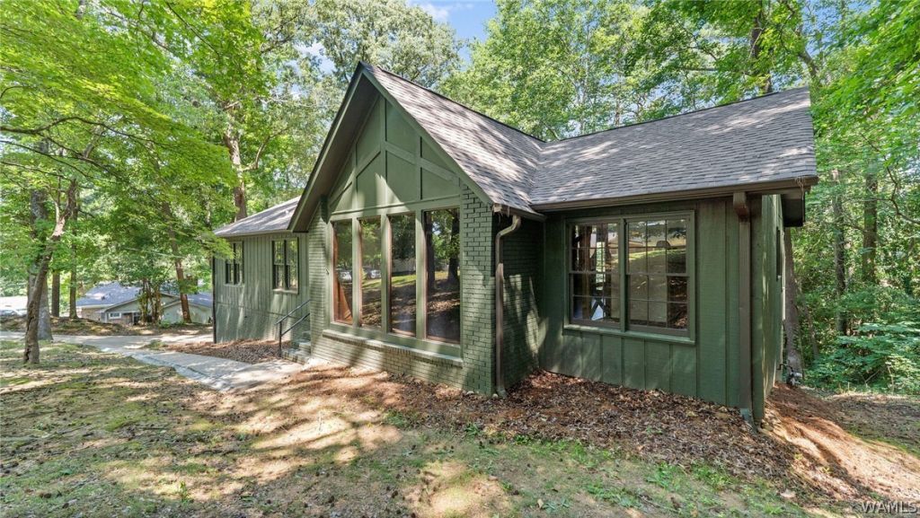 1704 Edgewater Court , Northport, AL 35473 Main Photo