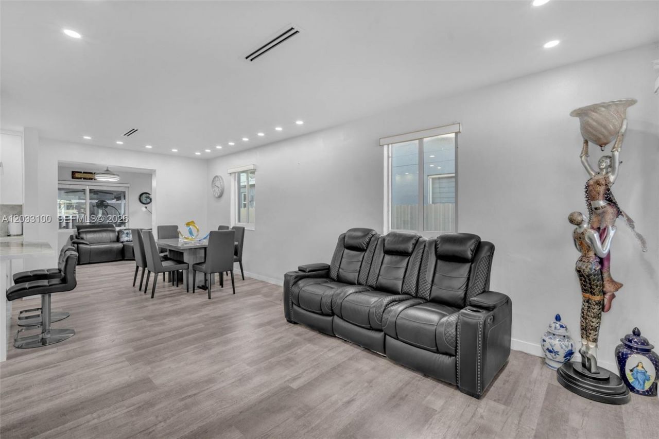 380 W 30th St , Hialeah, FL 33012 Photo