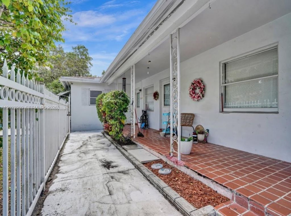 2442 Garfield St, Unit 4, Hollywood, FL 33020 Photo