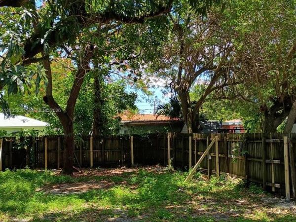 944 NW 51st St , Miami, FL 33127
