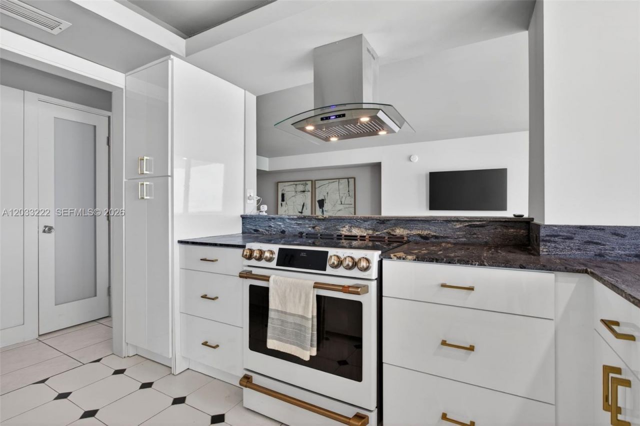 2655 Collins Ave , Unit 1512, Miami Beach, FL 33140 Photo