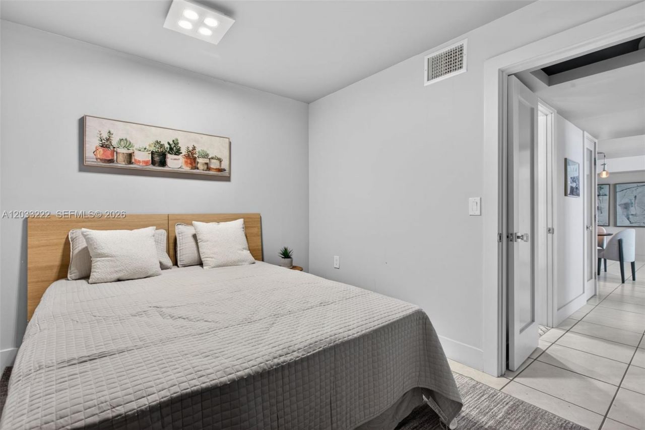 2655 Collins Ave , Unit 1512, Miami Beach, FL 33140 Photo