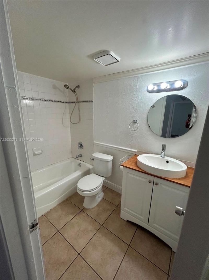 10284 NW 9th St Cir, Unit 204, Miami, FL 33172 Photo