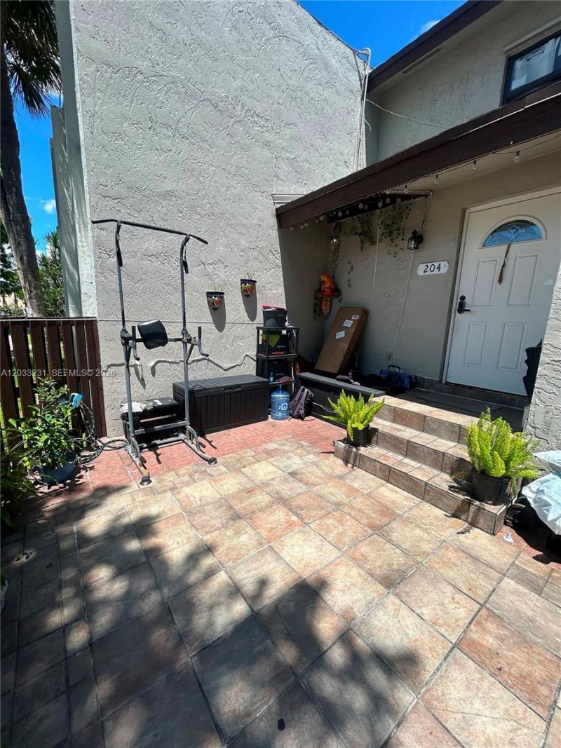 10284 NW 9th St Cir , Unit 204, Miami, FL 33172 Photo