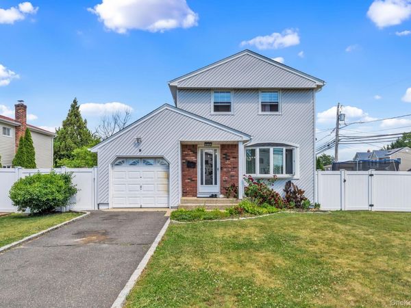 9 Nassau Avenue , West Babylon, NY 11704