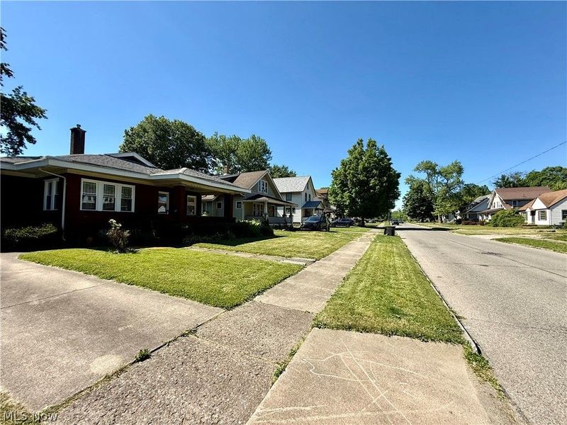 578 SE Oak Knoll Avenue SE, Warren, OH 44483 Photo 2