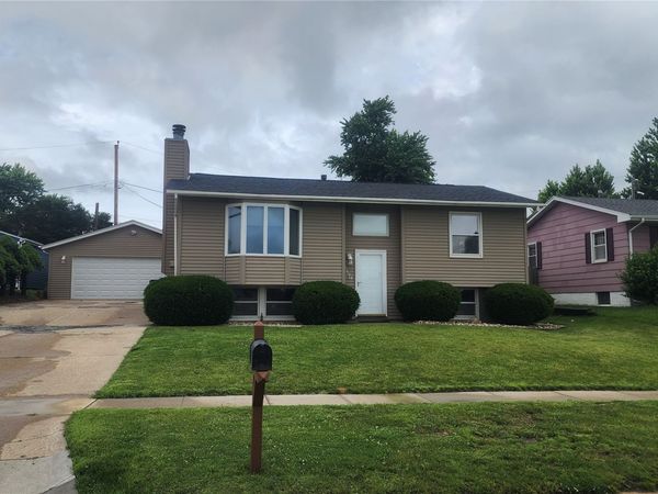 2608 Willow St SW, Cedar Rapids, IA 52404