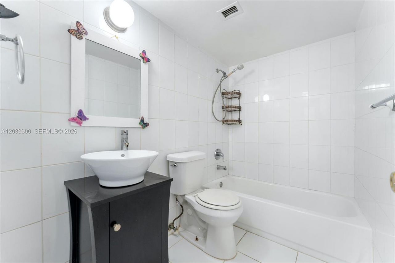 482 NW 165th St Rd , Unit A-605, Miami, FL 33169 Photo