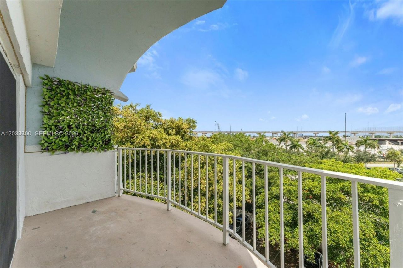 482 NW 165th St Rd , Unit A-605, Miami, FL 33169 Photo