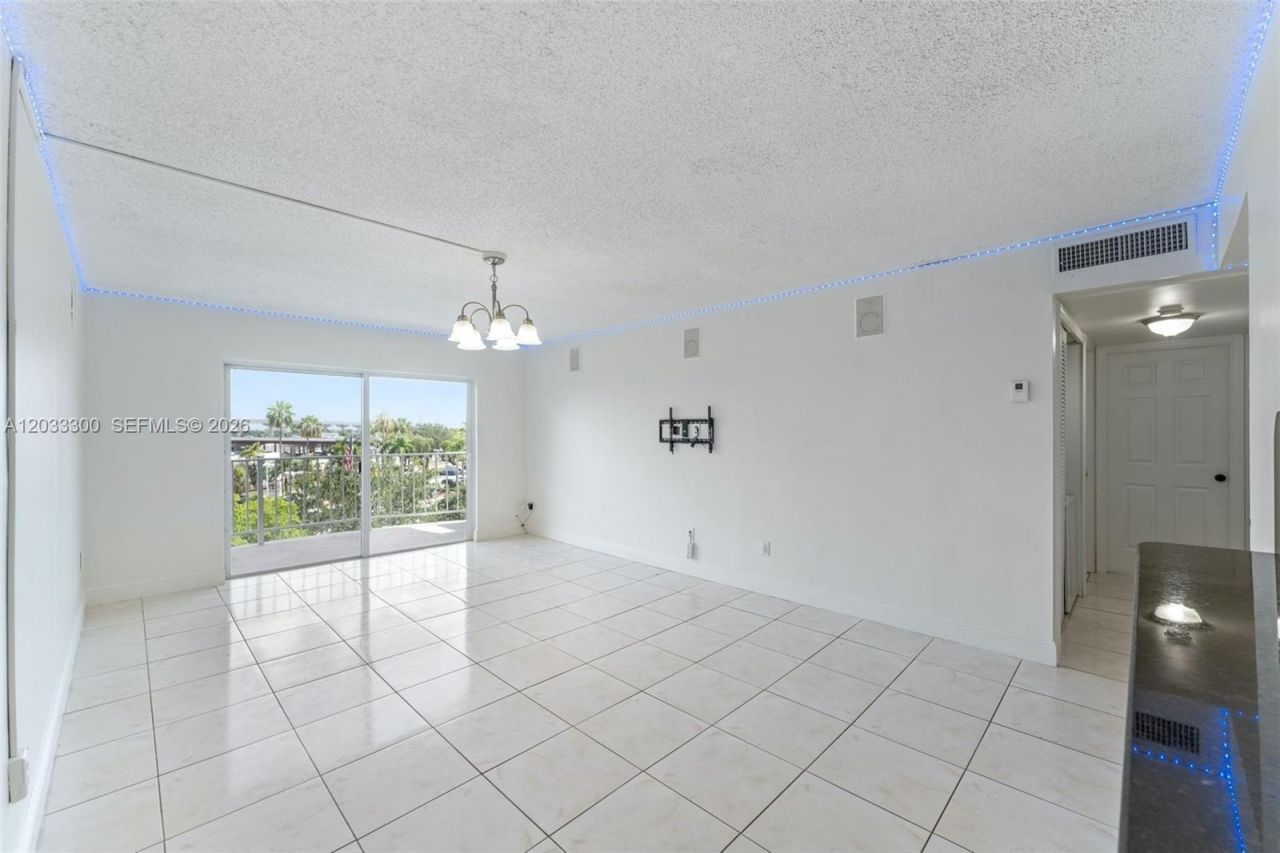 482 NW 165th St Rd , Unit A-605, Miami, FL 33169 Photo