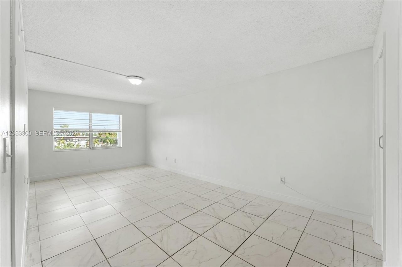 482 NW 165th St Rd , Unit A-605, Miami, FL 33169 Photo