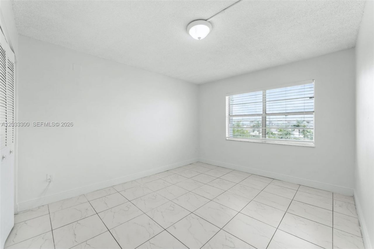 482 NW 165th St Rd , Unit A-605, Miami, FL 33169 Photo