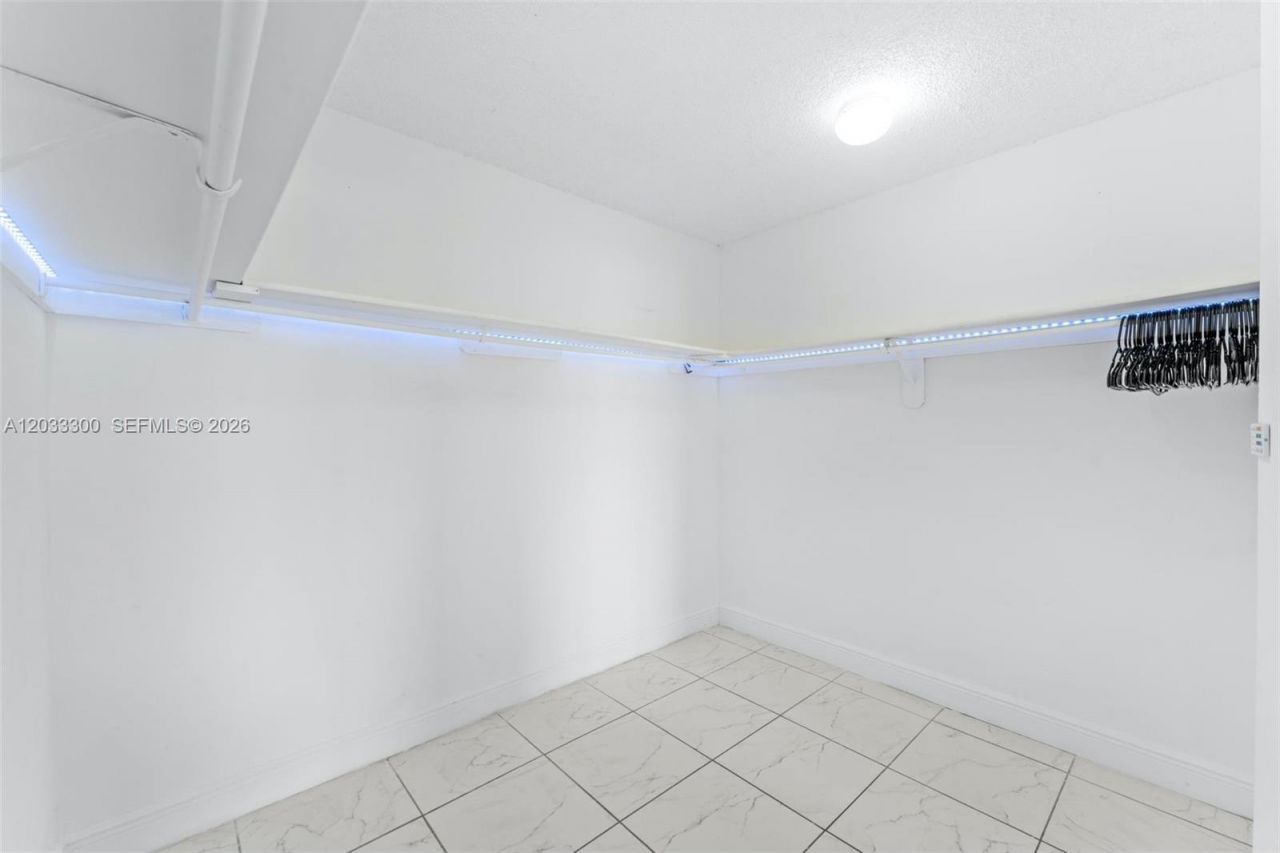 482 NW 165th St Rd , Unit A-605, Miami, FL 33169 Photo