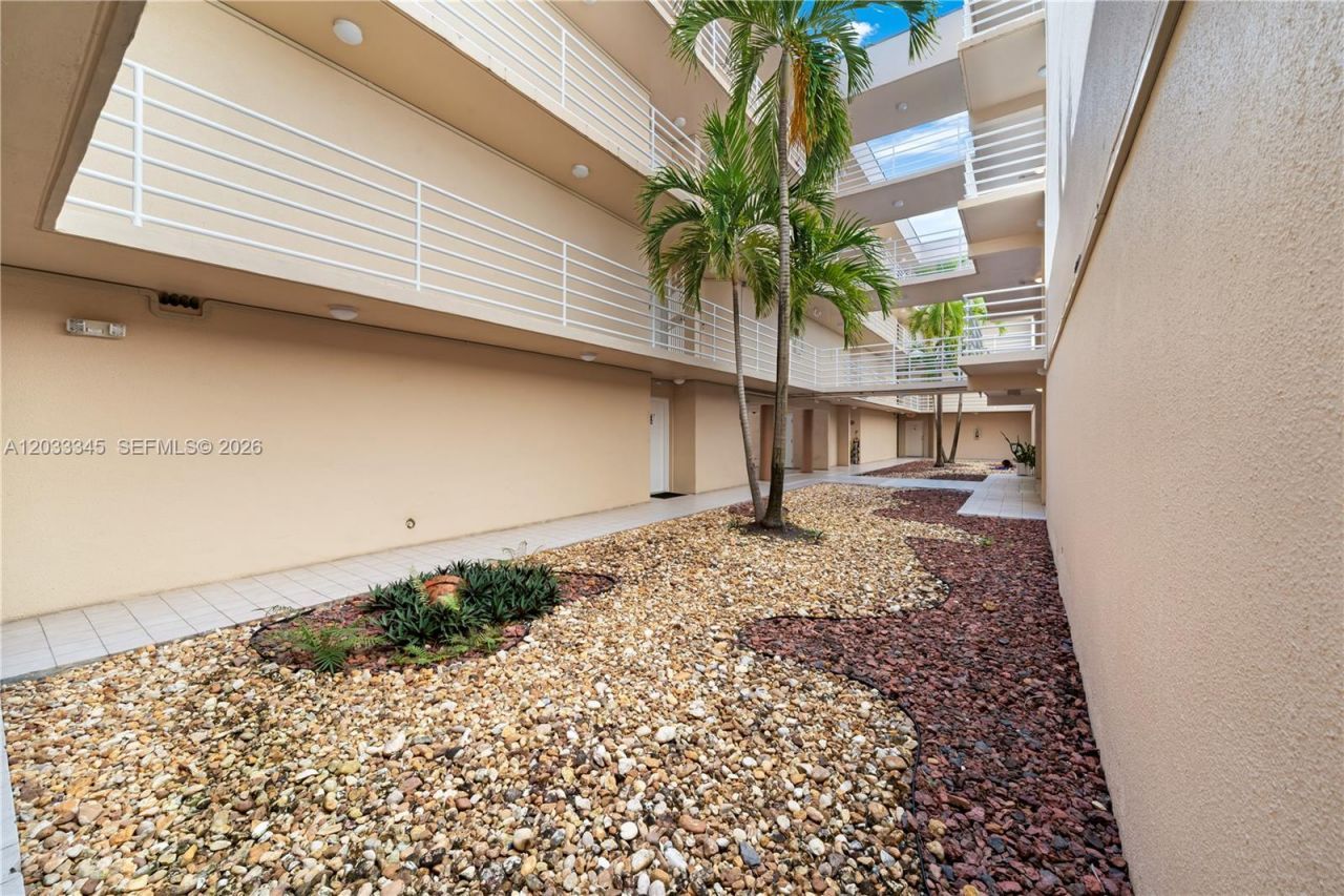 8050 NW 8th St, Unit 110, Miami, FL 33126 Photo