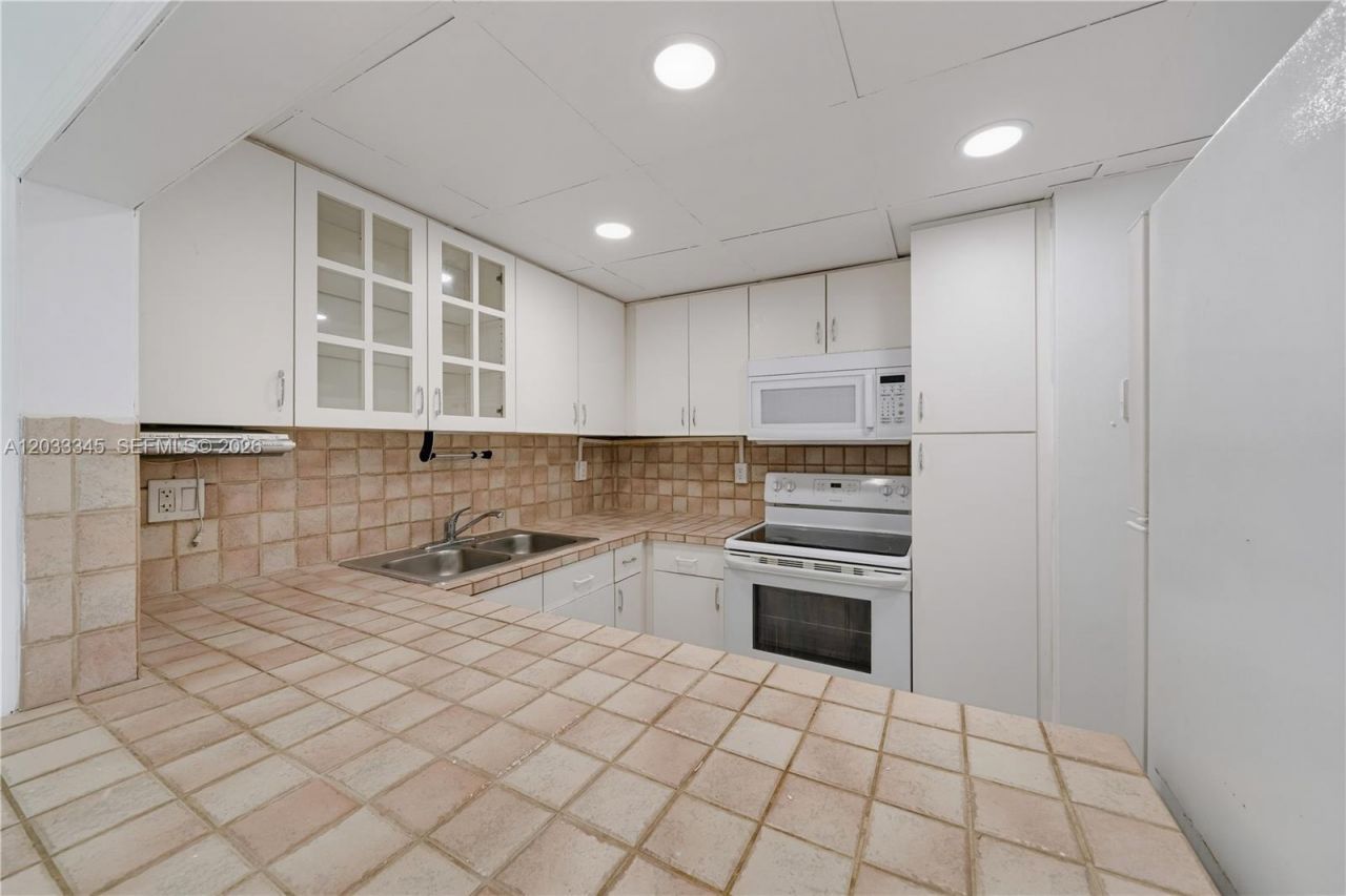 8050 NW 8th St, Unit 110, Miami, FL 33126 Photo