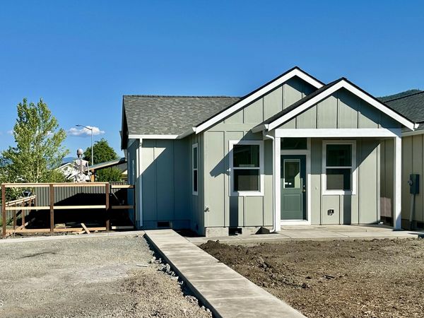 210 Gangnes Drive, Talent, OR 97540