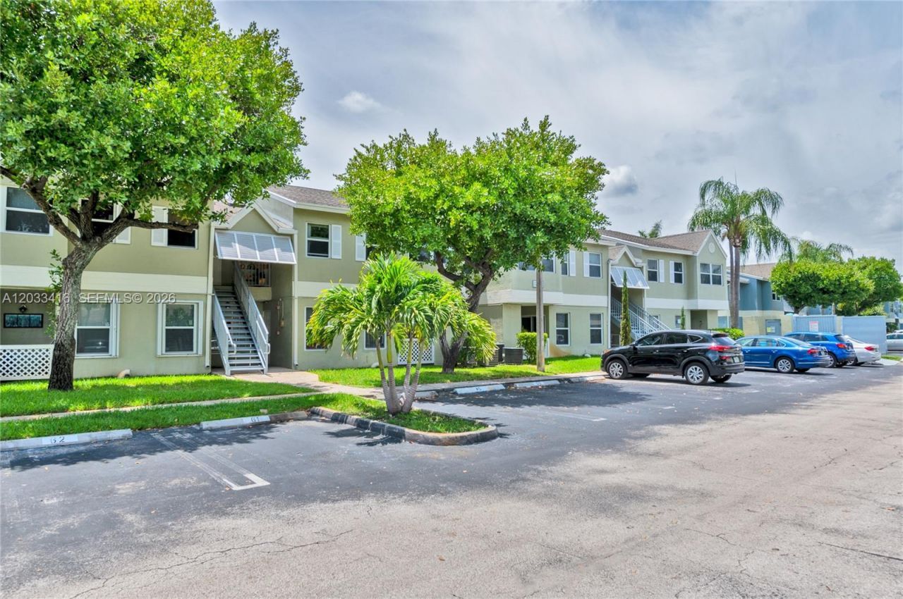 17485 NW 67th Ct , Unit D-21, Hialeah, FL 33015 Photo