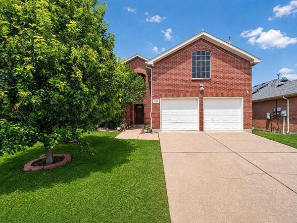 1060 Westbrook Court , Grand Prairie, TX 75052