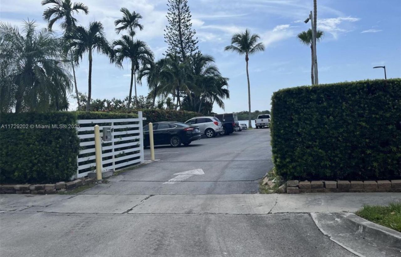 11930 N Bayshore Drive, Unit Ph10, North Miami, FL 33181 Photo