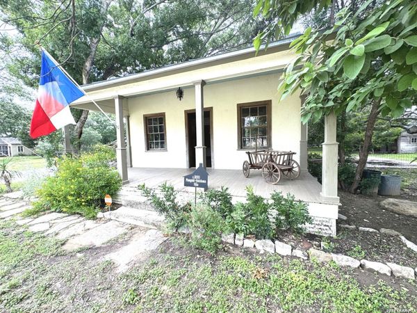 413 Petersburg, Castroville, TX 78009
