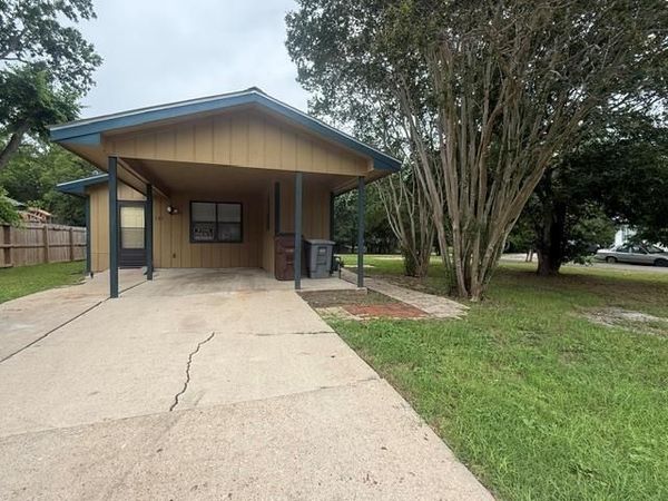 703 San Saba ST, Lockhart, TX 78644