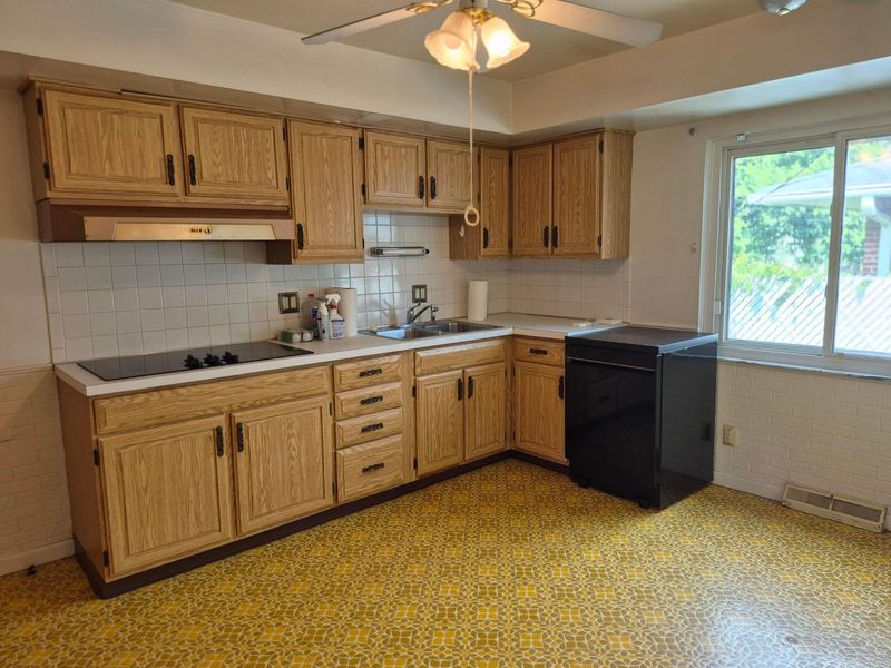 4260 E Mound Street , Columbus, OH 43227 Photo 12